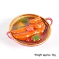 Miniatur Puppenhaus Tteokbokki Lebensmittelmodell im rosa Topf für die Spielküche - Durchmesser 5.5cm / Flügelspitze