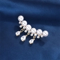 Elegante broche de oro con perlas blancas, circonitas y tres colgantes de piedras preciosas - Dorado