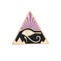 Detail einer Emaille-Anstecknadel mit Auge des Horus und violetten Strahlen in Goldrand - Auge des Horus/C1665-2