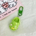 Simpatico portachiavi a forma di mini zoccolo verde con dettagli rosa e moschettone verde - Verde