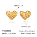 Dettaglio orecchini a cuore dorato con dimensioni e informazioni sul materiale in acciaio - Cuore con Trama a Pieghe (YYE023580)