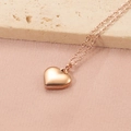 Dettaglio della collana con ciondolo a cuore oro rosa e catena a croce su pietra - Oro Rosa (12mm)