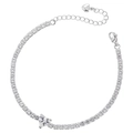 Dettaglio di un bracciale a cuore argento con pavé di zirconi e chiusura a catena regolabile - Bracciale placcato platino
