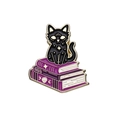 Emaille-Anstecker mit schwarzer Zauberkatze auf lila Büchern und goldenen Sternendetails - Katze auf Büchern (xz8474)