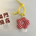 Détail macro du pendentif fleur en peluche à carreaux rouge et blanc avec lanière jaune - Fleur à Carreaux Rouge et Blanc