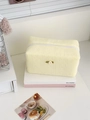 Dettaglio trousse in cotone trapuntato con decorazione a rosa bianca e cerniera - Borsa Ottagonale Rosa Piccola / Giallo