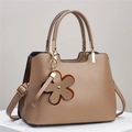 Sac à main élégant en cuir marron avec texture litchi et breloque fleur sur blanc - Khaki