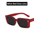 Gafas de sol cuadradas vintage con montura color vino, lentes grises y remaches metálicos - Rojo Vino Lente Gris