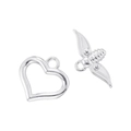 Dettaglio del ciondolo a cuore in argento e charm ape con finitura in metallo lucido - Chiusura Cuore Ape / Oro Bianco