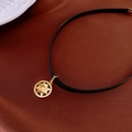 Dark-stijl choker met kunstlederen koord en gouden geometrische sterrenhanger - Pentagram PU lederen halsketting