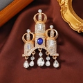 Vintage-Gold-Kronenbrosche mit blauem Stein, Kristallfransen und königlichem Design - Weiß