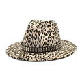 Dettaglio cappello fedora leopardato con cinturino in pelle nera e borchie in metallo - Bianco