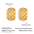 Detailansicht goldener geflochtener Ohrringe mit Produktgrößen und Materialangaben - Geometrisches Gewebt (YYE023294-G) / Gold