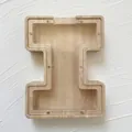 Spaarvarken in de vorm van de letter I van eikenhout met transparant acrylpaneel - Letter I