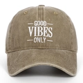 Nahaufnahme der GOOD VIBES ONLY Stickerei auf der khakifarbenen Vintage-Baseballkappe - Verstellbar / Khaki