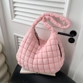 Borsa a spalla trapuntata rosa con texture a bolle leggera e tracolla larga imbottita - Rosa