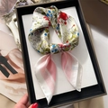 Foulard quadrato in seta floreale stile francese in una confezione regalo nera di lusso - FJ772-2 Rosa / 70x70cm