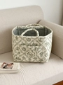 Detailaufnahme der gesteppten Baumwolltasche mit floralem Print und gerafftem Herz-Detail - Grün Geblümt