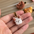 Pinza para pelo de perrito blanco con crema marrón y estrellas sobre metal dorado - Yorkie