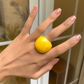 Bague géométrique carrée en résine jaune vif pour un look moderne et audacieux - Jaune