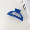 Pinza per capelli blu opaca in resina per acconciature eleganti su sfondo minimal - Stile Semianello / 9cm / Blu Klein