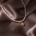 Vue détaillée d'un collier de perles baroques avec pendentif goutte dorée serti de zircon - Goutte d'Or (Style Perle)