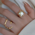 Set of two gold irregular open rings and square iridescent shell rings for women - Eco-friendly Irregular Imitation Pearl 2-Piece Set - Gold / Eco Gold