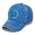 Primer plano del bordado NY y la textura de mezclilla lavada en la gorra de béisbol - Azul Lavado