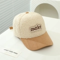 Dettaglio cappello in lana d'agnello con visiera in velluto a coste e toppa - 54-56cm / Beige