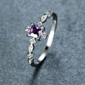 Exquisiter Silberring mit quadratisch geschliffenem lila Topas und Blatt-Akzenten - US 7 / Platiniert Violetter Zirkonia