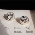 Orecchini a cerchio argentati con trama radiale e design minimalista rotondo - Stile a Pieghe Radiali / Orecchini Argento