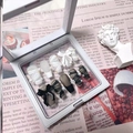 Ongles à presser exquis noirs et blancs avec nœuds 3D et perles dans leur boîte - 9x9cm / Blanc