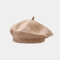 Dettaglio del morbido basco beige in maglia di pelo di coniglio con piccolo stelo superiore - Cachi / Taglia unica