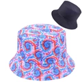 Detalle de gorro de pescador desteñido colorido junto a un sombrero de lona azul - Remolino Azul Rojo Violeta (Gorro Pescador-38)