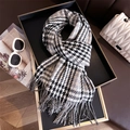 Sciarpa classica a scacchi bianchi e neri con frange su vassoio con accessori moda - 200x66cm (Nappe Incluse) / Grigio Nero (WT185-1)