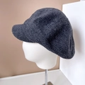 Detailansicht der dunkelgrauen Strickmütze mit Fokus auf Wolltextur und die Schirmform - M (56-58cm) / Grau