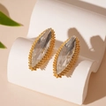 Detalle de pendientes de cristal talla marquesa con borde dorado en un soporte blanco - Marquise de Diamantes Dorado (Pin de Plata)