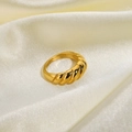 Gros plan d'une bague croissant dorée en acier inoxydable sur un fond en soie douce - US 6 / Croissant Twist-JDR201154