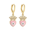 Détail de boucles d'oreilles cœur rose avec motif œil et couronne dorée sertie de zircon - Rose