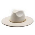 Detalle de sombrero Fedora beige de ala ancha con cadena dorada y textura de ante - Beige (Gamuza)