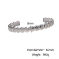 Detalle de brazalete plateado de 8mm con texturizado y dimensiones de peso y talla - Color Acero