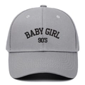 Cappello da baseball grigio alla moda con ricamo 'Baby Girl 90'S' su sfondo bianco - Regolabile / Grigio chiaro