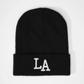 Detalle del bordado LA blanco en relieve sobre el gorro de punto acanalado negro - Negro