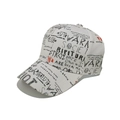 Detailopname van grijze streetstyle honkbalpet met zwart-rode graffiti-tekstopdruk - M (56-58cm) / Beige