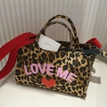 Borsa tote in tela leopardata con tracolle rosse e grafica a cuore LOVE ME - Mano e Tracolla Doppio Uso / Stampa leopardata