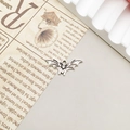Colgante gótico de murciélago plateado sobre papel vintage con acabado metálico - Murciélago de Halloween Plata Antigua (7x19mm)
