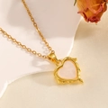 Dettaglio di una collana con ciondolo a cuore dorato con inserto in perla e bordi traforati - Stile Cuore in Madreperla Oro (T026)