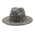 Détail du chapeau fedora gris léopard avec bande léopard marron et boucle dorée - M (56-58cm) / Gris