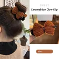 Karamelgekleurde gebreide strik haarklem voor knotjes met 8 cm lengte detail - Karamele amber