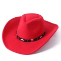 Détail d'un chapeau de cow-boy rouge à larges bords avec bande en cuir noire rivetée - M (56-58cm) / Rouge